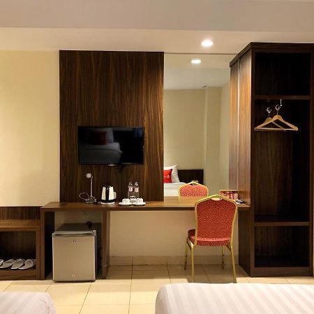 Ameera Hotel Pekanbaru Buitenkant foto