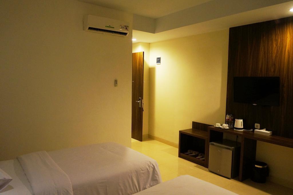 Ameera Hotel Pekanbaru Buitenkant foto