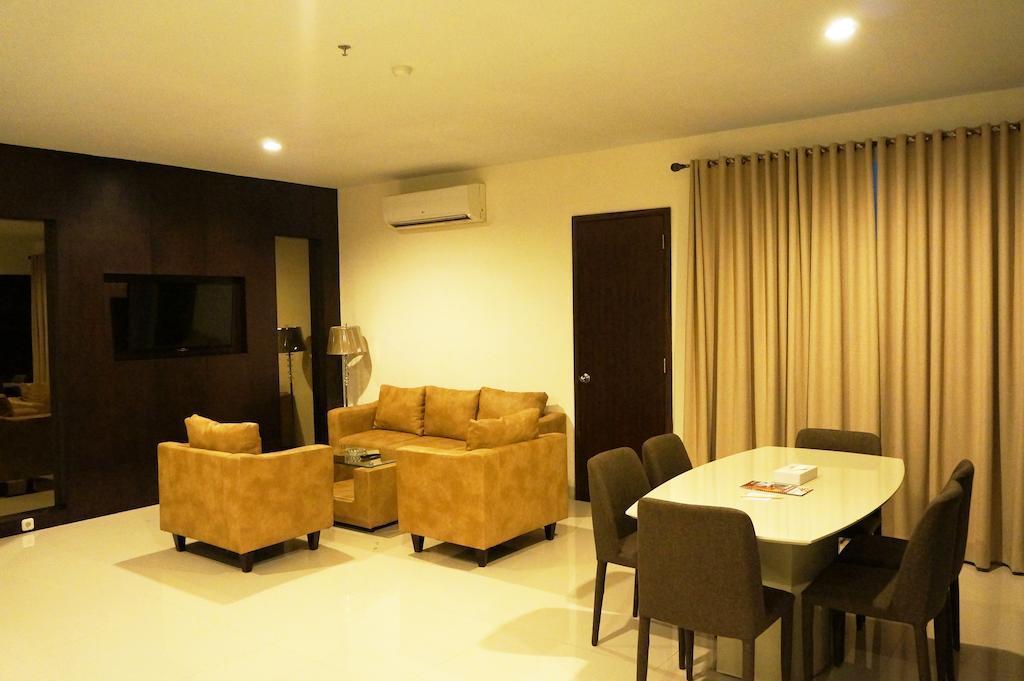 Ameera Hotel Pekanbaru Buitenkant foto