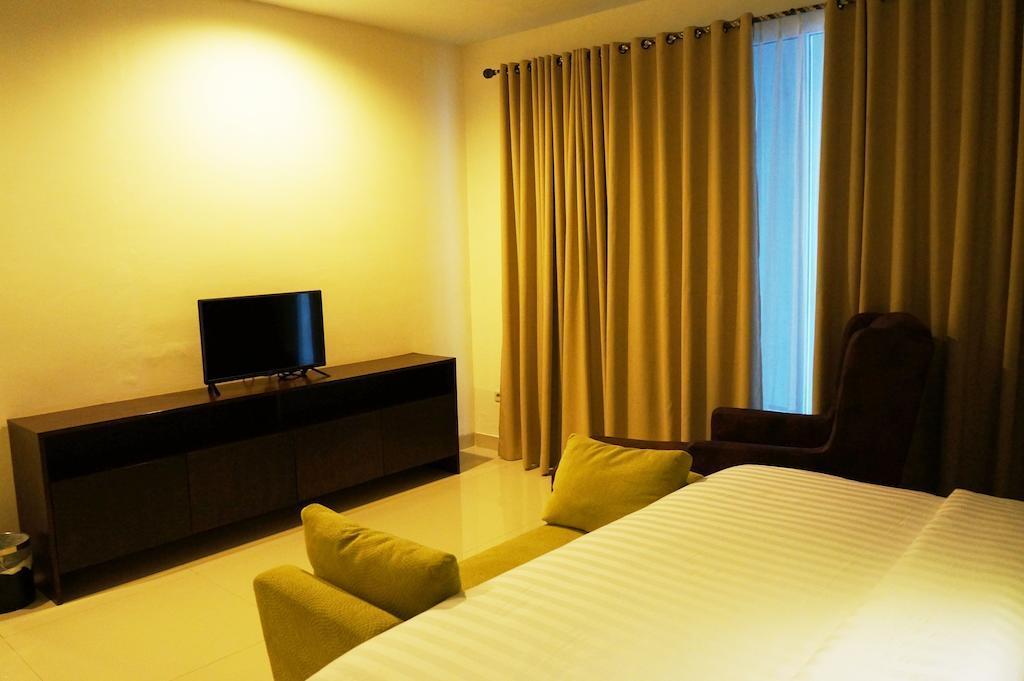 Ameera Hotel Pekanbaru Buitenkant foto