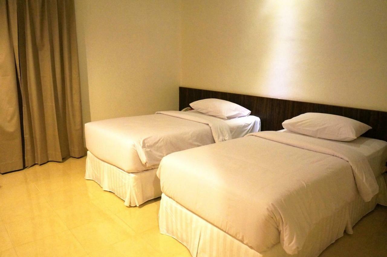 Ameera Hotel Pekanbaru Buitenkant foto