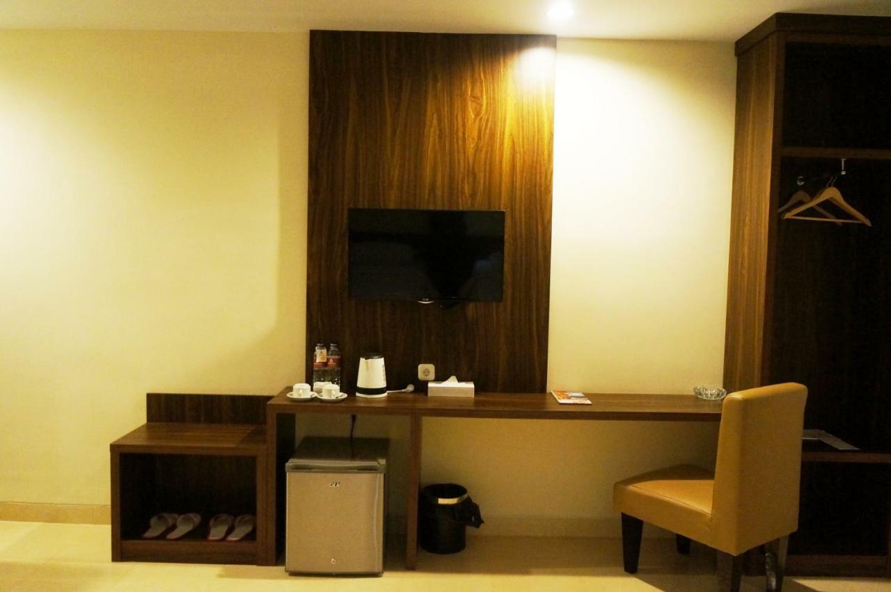 Ameera Hotel Pekanbaru Buitenkant foto