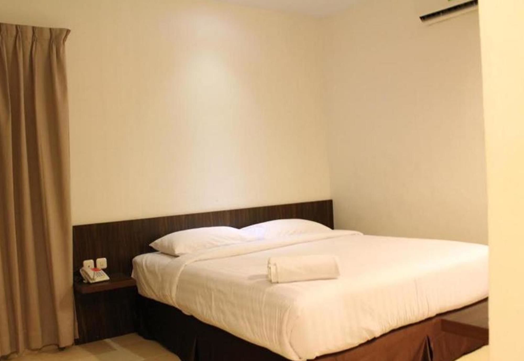 Ameera Hotel Pekanbaru Buitenkant foto
